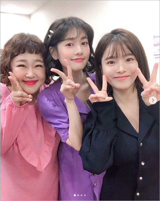 Actor Jung So-min celebrated his first solo fan meeting with gag woman Hong Yoon Hwa and singer Ben.Jung So-min said on his 10th day, Thank you two for coming to me in a busy schedule, thank you again. If it was not for two people, there would not have been such a fun and pleasant composition !!!Two lovely people, dignified cows, and posted a picture with the article.In the public photos, Jung So-min and the gag woman Hong Yoon Hwa and singer Ben who watched the fan meeting society are posing affectionately.On the other hand, Jung So-min successfully completed the first solo fan meeting Happy Day (HAPPY SSM DAY) at the Seoul Olympic Hall Muse Live on the 9th.