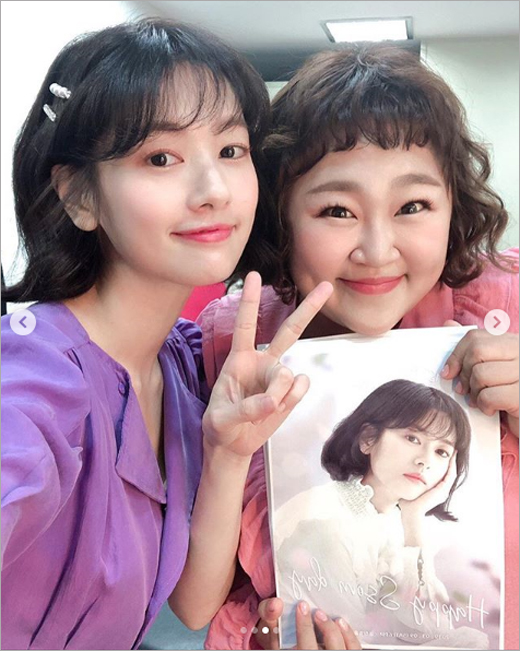 Actor Jung So-min celebrated his first solo fan meeting with gag woman Hong Yoon Hwa and singer Ben.Jung So-min said on his 10th day, Thank you two for coming to me in a busy schedule, thank you again. If it was not for two people, there would not have been such a fun and pleasant composition !!!Two lovely people, dignified cows, and posted a picture with the article.In the public photos, Jung So-min and the gag woman Hong Yoon Hwa and singer Ben who watched the fan meeting society are posing affectionately.On the other hand, Jung So-min successfully completed the first solo fan meeting Happy Day (HAPPY SSM DAY) at the Seoul Olympic Hall Muse Live on the 9th.