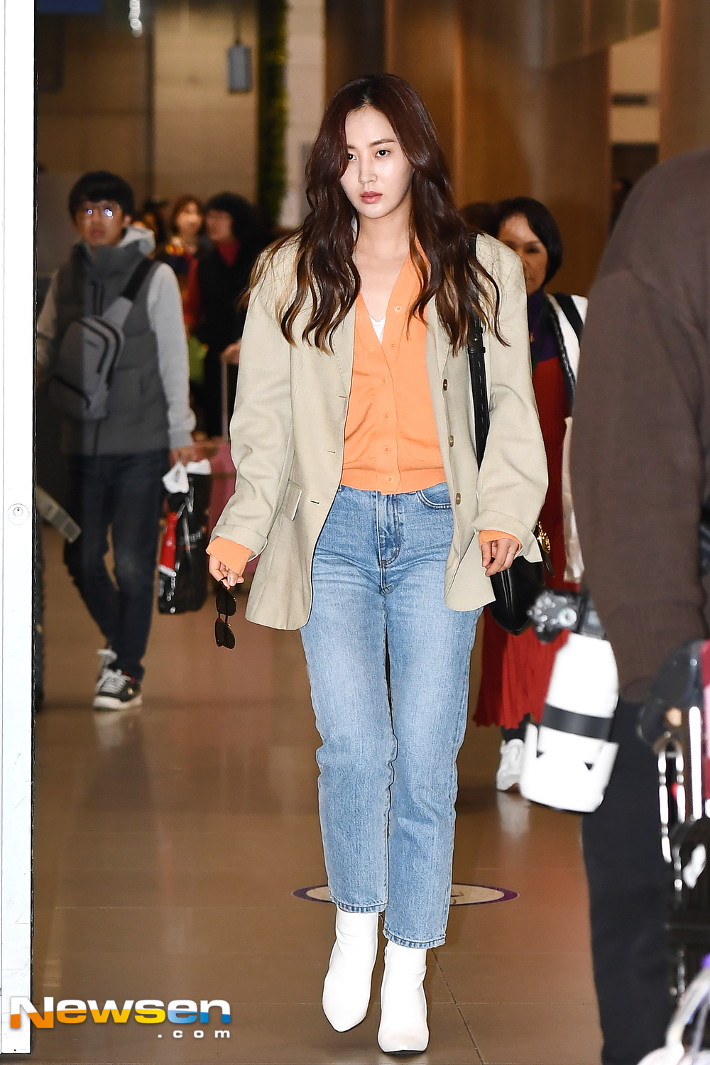Girls Generation (SNSD) member and actor Kwon Yuri arrived at the Incheon International Airport in Unseo-dong, Jung-gu, Incheon on the afternoon of March 11 after completing the YURI 1st Fanmeeting Tour INTO YURI in Taipei schedule.exponential earthquake