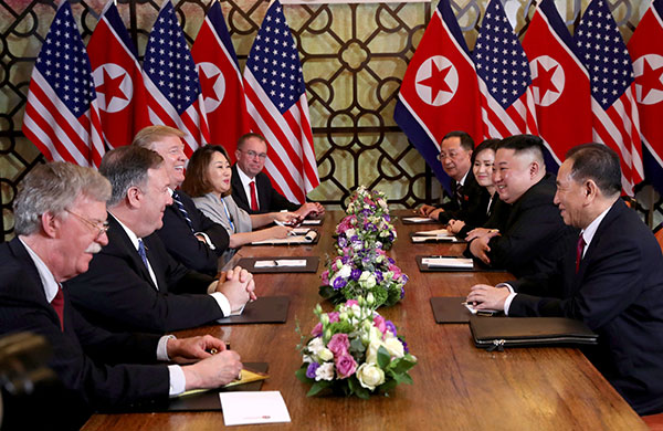 ⓒReuters 김정은 국무위원장(오른쪽 두 번째)과 트럼프 미국 대통령(왼쪽 세 번째)이 2월28일 확대 정상회담을 하고 있다.