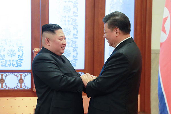 ⓒ평양 조선중앙통신 김정은 북한 국무위원장(왼쪽)이 1월8일 중국 인민대회당에서 시진핑 중국 주석과 인사하고 있다.