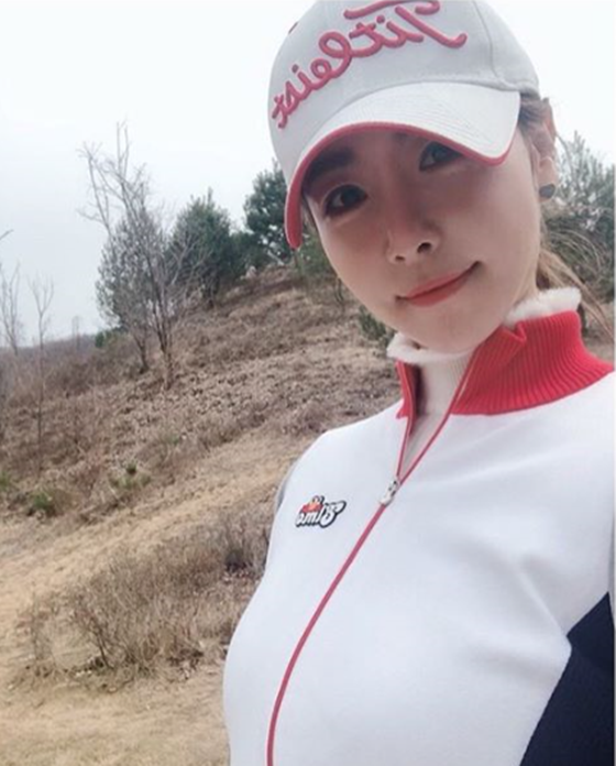 On the 10th, he posted a picture on his instagram with an article entitled It is fun to play golf, it is stressful to fly away.I like affection, affection, and everything, and I live happily, he said.The netizens responded in various ways such as I watched Running Man well, It is beautiful and It is the best.On the other hand, on the same day, he appeared on SBS entertainment program Running Man and said, I changed it to get a little more affectionate.