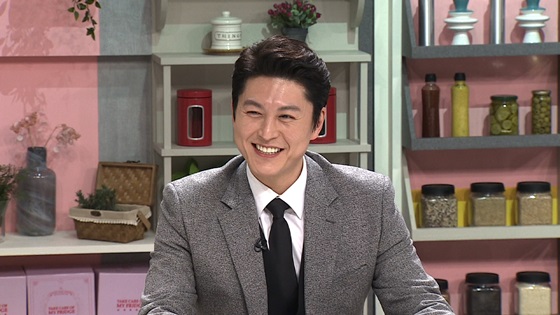 Actor Ryu Soo-young has released memories of his love affair with his wife Park Ha-sun.In the JTBC entertainment program Take Care of the Refrigerator, which is broadcasted on the afternoon of the 11th, Ryu Soo-young and comedian Lee Seung-yoon will appear as guests following the last broadcast.In a recent recording, Ryu Soo-young attracted attention by revealing his love affair with his wife Park Ha-sun.He especially said, After burning Park Ha-sun on a motorcycle before marriage, like Jung Woo-sung in the movie Bit, Wind is good, mountain is good, Park Ha-sun is good!I said, I did Confessions, he said.Ryu Soo-young said, In three years of marriage, it became a lower rank than Park Ha-sun, who is 8 years younger. Yesterday, after using my wifes car, I lost my car keys and I was very nervous.Later, a phone connection with Park Ha-sun was made on the spot, and Park Ha-sun said, I can not sleep today before I find the car key.However, it is the back door that it made Ryu Soo-young melt and showed off the aspect of Chicken couple.