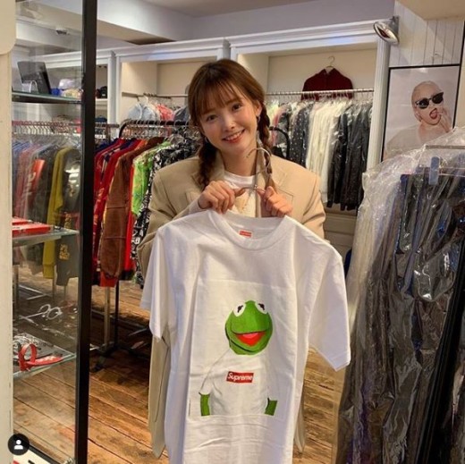 Actor Ha Yeon-soo shares routineHa Yeon-soo posted a picture on his Instagram on the 11th with an article entitled Kermit the Frog...In the photo, Ha Yeon-soo is laughing with a T-shirt, while the beauty catches the eye.The netizens who watched this are responding such as cute, cooky, beautiful as you go and beautiful with tea.
