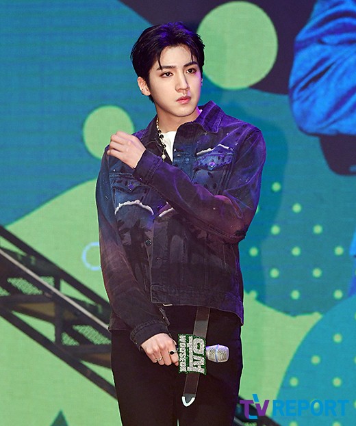 Wooseok of the group Wooseok X Guerlin is singing at the mini 1st album 9801 showcase held at Yes24 Live Hall in Gwangjang-dong, Gwangjin-gu, Seoul on the afternoon of the 11th.The title song of this album Star is a hip-hop R & B track that means Star and I am born and do everything I can. Wooseok and Rygwanlin participated in the lyrics and recorded the autobiographical story of two people.
