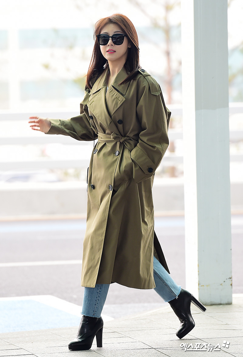 Actor Ha Ji-won is leaving for Malaysia through Incheon International Airport on the afternoon of the 11th overseas schedule.