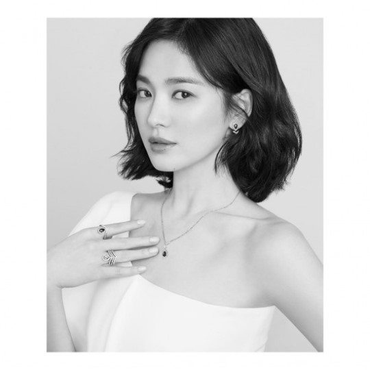 Song Hye-kyo is so pretty.On the 12th, Actor Song Hye-kyo released a picture of his current situation through his SNS.The photo is a picture cut of the jewelry brand taken by Song Hye-kyo recently, and Song Hye-kyo has no way to hide beauty even in black and white photographs.In particular, Song Hye-kyo is wearing off-shoulder costumes of black and white, and attracts attention with its beautiful and exquisite clavicle line.The elegant beauty that matches the proper haircut is also admirable.Meanwhile, Song Hye-kyo married Actor Song Joong-ki in 2017 and recently returned to the air on TVN Boyfriend.Photo: Song Hye-kyo Instagram