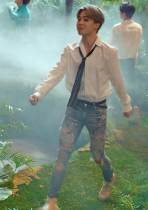 On the 11th, Lotte Mart Duty Free released a different video D of BTS, and the image of BTS Jimin in the video set in the forest became a hot topic reminiscent of the forest fairy.Recently, Lotte Mart Duty Free is showing Lets Do Something Fun video using the L, D, F campaign keywords, and it released its second video, # 2.BTS, another video # D on the 11th.It is a video that planned the light and active appearance of BTS members with the concept of treble along with colorful and sensual visual beauty.On the other hand, when the other video D of #2 BTS was released online, fans who watched the video showed various reactions such as FAIRY JIMIN, Hes a Fairy, So Cute, Beautiful Jimin, Cutie Sexy Jimin, I was delighted.In the video, Jimin showed a pure look of boy sensibility with a white shirt and a loose tie, slim and solid body line matching jeans.