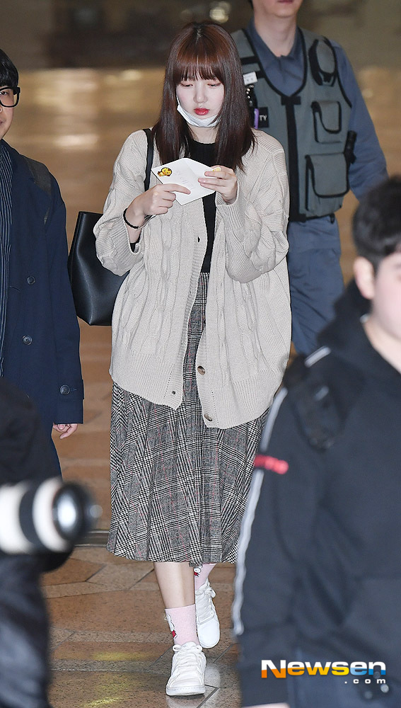GFriend Yerin departs for Japan through Gimpo International Airport in Gangseo-gu, Seoul on March 12th.useful stock
