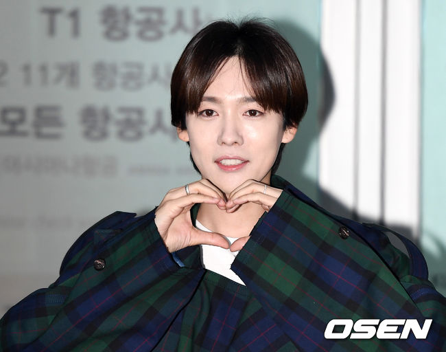 Group WINNER Kim Jin-woo left for Bangkok, Thailand, via Incheon International Airport, a filming car for SBS entertainment Legendary Big Fish, on the morning of the 12th.Group WINNER Kim Jin-woo heads to the departure hall