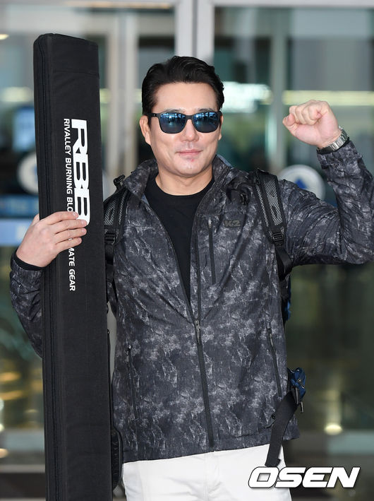 Actor Lee Tae-gon left for Bangkok, Thailand, on the morning of the 12th through Incheon International Airport, a filming car for SBS entertainment Legendary Big Fish.Actor Lee Tae-gon heads to the departure hall