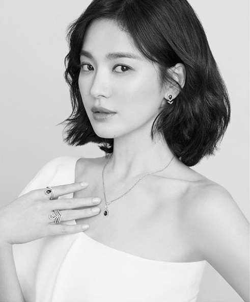 Actor Song Hye-kyo has released a brilliant beautiful picture.Song Hye-kyo posted a picture of a French jewelry brand campaign that recently participated in his instagram on November 11.In the photo, Song Hye-kyo is wearing a dress with one shoulder and making an alluring look. The beautiful beauty catches the eye with her sophisticated hair.In another photo, Song Hye-kyo showed off her skin and deep neckline in a black off-shoulder dress, and she is proud of her grace, which is shining without taking a special pose.Song Hye-kyo is reviewing his next work by conducting pictorials and advertising shoots after finishing the drama Boyfriend safely.song hye-kyo instagram