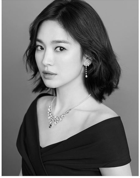 Actor Song Hye-kyo has released a brilliant beautiful picture.Song Hye-kyo posted a picture of a French jewelry brand campaign that recently participated in his instagram on November 11.In the photo, Song Hye-kyo is wearing a dress with one shoulder and making an alluring look. The beautiful beauty catches the eye with her sophisticated hair.In another photo, Song Hye-kyo showed off her skin and deep neckline in a black off-shoulder dress, and she is proud of her grace, which is shining without taking a special pose.Song Hye-kyo is reviewing his next work by conducting pictorials and advertising shoots after finishing the drama Boyfriend safely.song hye-kyo instagram