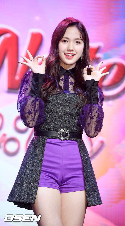 Dream Note SUMIN has a photo time on stage at the second single album comeback showcase of the group Dream Note held at Hongdae Move Hall in Seogyo-dong, Mapo-gu, Seoul on the afternoon of the 12th.