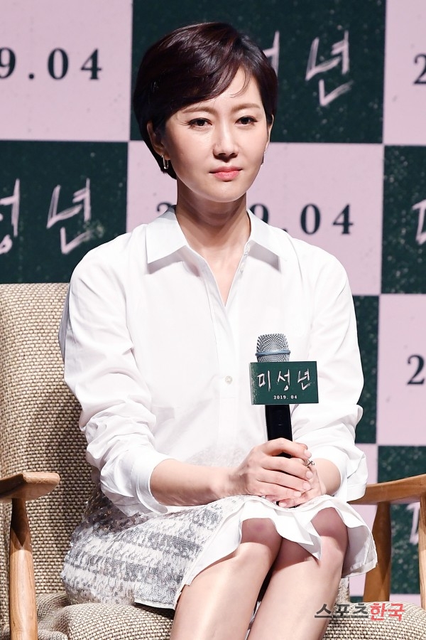 Yum Jung-ah attends a report on the production of the film Minor (director Kim Yoon-seok) at CGV Apgujeong branch in Gangnam-gu, Seoul on the morning of the 13th.Actor Kim Yoon-seoks directorial debut, Minor, is a film about the story of two families facing a stormy event that shook their tranquil routine.Yum Jung-ah, Kim So-jin, Kim Hye-joon, Park Se-jin, Kim Yoon-seok and others will appear.