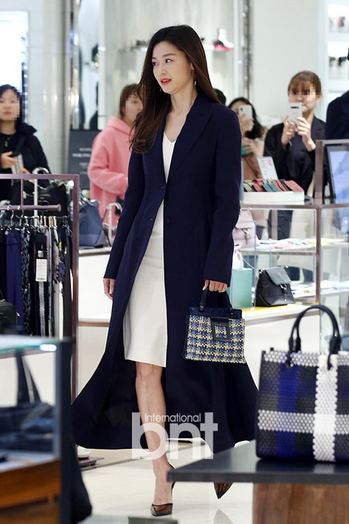 Actor Jun Ji-hyun is entering the photo call event held at the Loose & Lounge store in Lotte Department Store, Jung-gu, Seoul on the afternoon of the 13th.news report