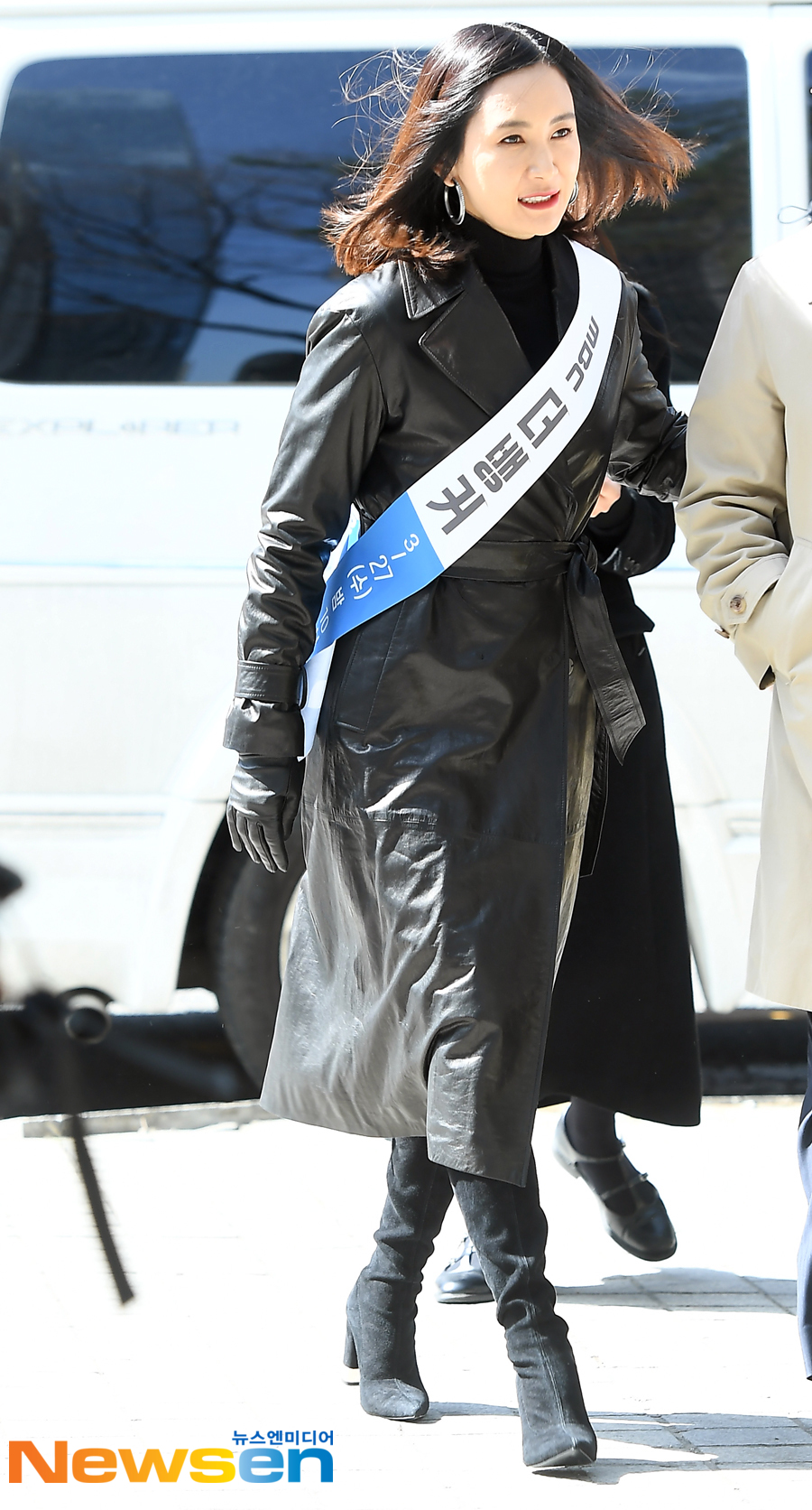 MBCs new tree drama The Bankers first radiographer sales event was held near Yeouido Station in Yeongdeungpo-gu, Seoul on March 13 at 12 p.m.Chae Shi-ra Kim Sang-joong is attending the day.The Banker, starring Kim Sang-joong, Chae Shi-ra, An Woo-yeon, Shin Do-hyun and Cha In-ha, is unexpectedly promoted to the audit of the head office by Kim Sang-joong, the head of the Korea Banks waiting branch, and comes to a financial office investigation drama that explores corruption cases in the organization with the  It will be broadcast first on 27th.Jung Yu-jin