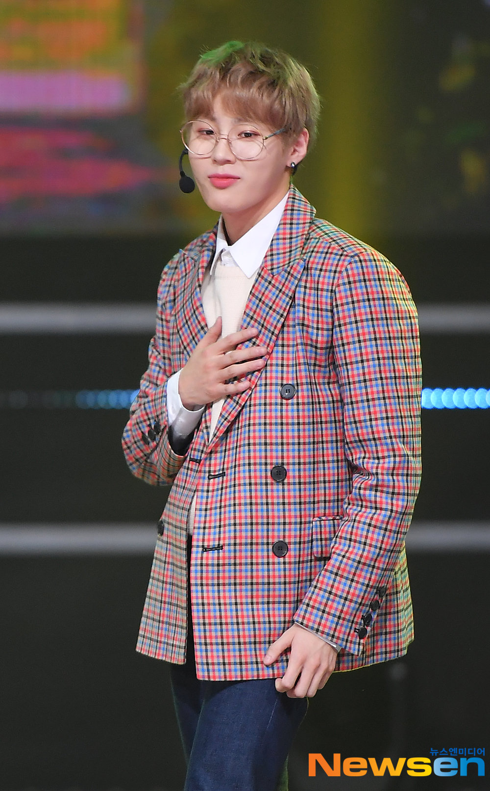 Singer Ha Sung-woon is performing on MBC Music live broadcast Show Champion held at MBC Dream Center in Ilsan, Janghang-dong, Ilsan-dong, Goyang-si, Gyeonggi-do on the afternoon of March 13th.Meanwhile, Show Champion featured Jang Dong-woo, Ravi, (girl) children, Ha Sung-woon, Woosuk X Guarin, TOMORROW X TOGETHER, Hong Jin-young, SF9, On-and-Off, Girl of the Month, Ha Eun-Josep, Train to Fall, Trey and Dreamnote.expressiveness