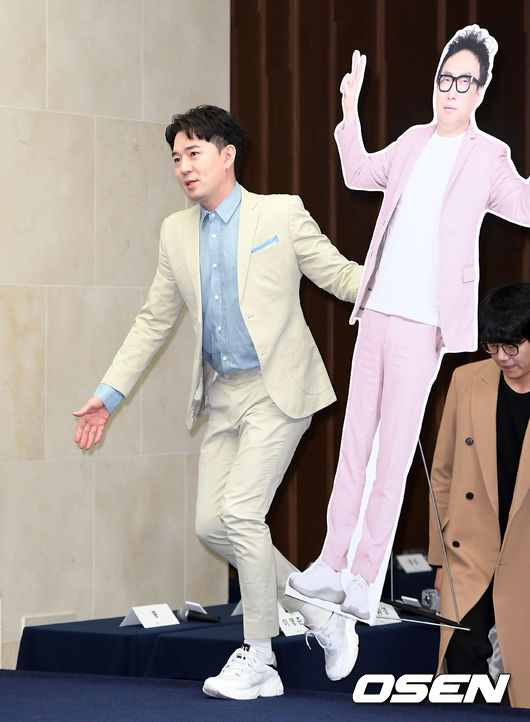 On the morning of the 13th, a new entertainment program Show! Audio Jockey production presentation was held at the Stanford Hotel in Mapo-gu, Seoul.Park Myeong-sus lighthouse, which the broadcaster boom failed to attend on a schedule, moved to the photo wall