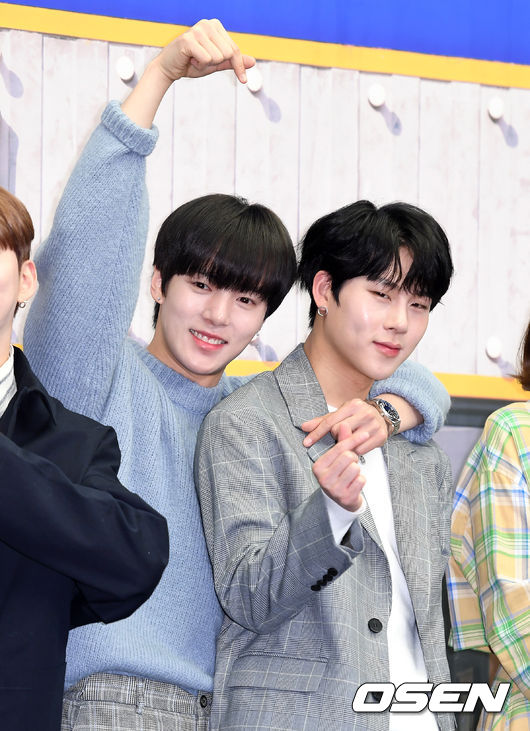 On the morning of the 13th, a new entertainment program Show! Audio Jockey production presentation was held at the Stanford Hotel in Mapo-gu, Seoul.Monstar X Minhyuk and Juheon have photo time