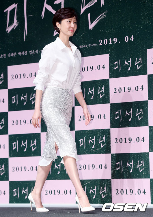 A report on the production of the film Min-Year was held at CGV Apgujeong in Gangnam-gu, Seoul on the morning of the 13th.Actor Yum Jung-ah is attending and is going down the podium after photo time.