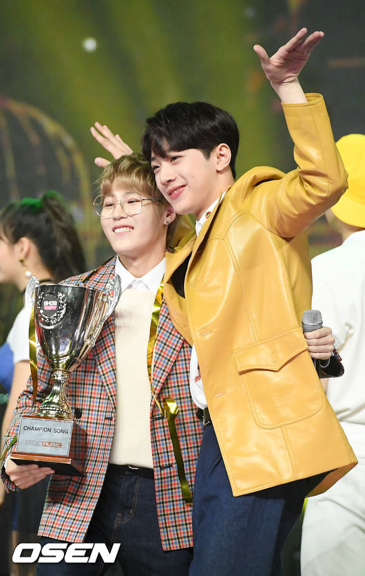 Ha Sung-woon, who won first place in the live broadcast of MBC Music Show Champion held at MBC Dream Center in Ilsan-dong, Goyang-si, Gyeonggi-do, is hugging with Li Kwan-rin.