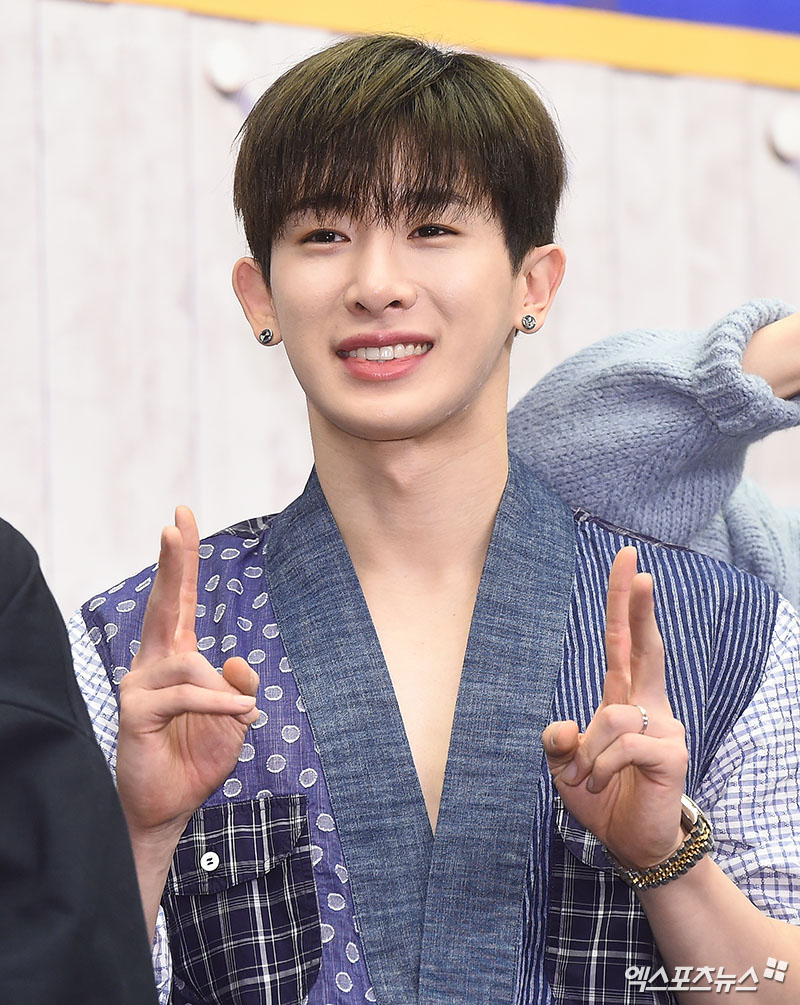 Monstar X Wonho, who attended the TVN new entertainment program Show! Audio Jockey production presentation held at Stanford Hotel in Sangam-dong, Seoul on the morning of the 13th, is posing.