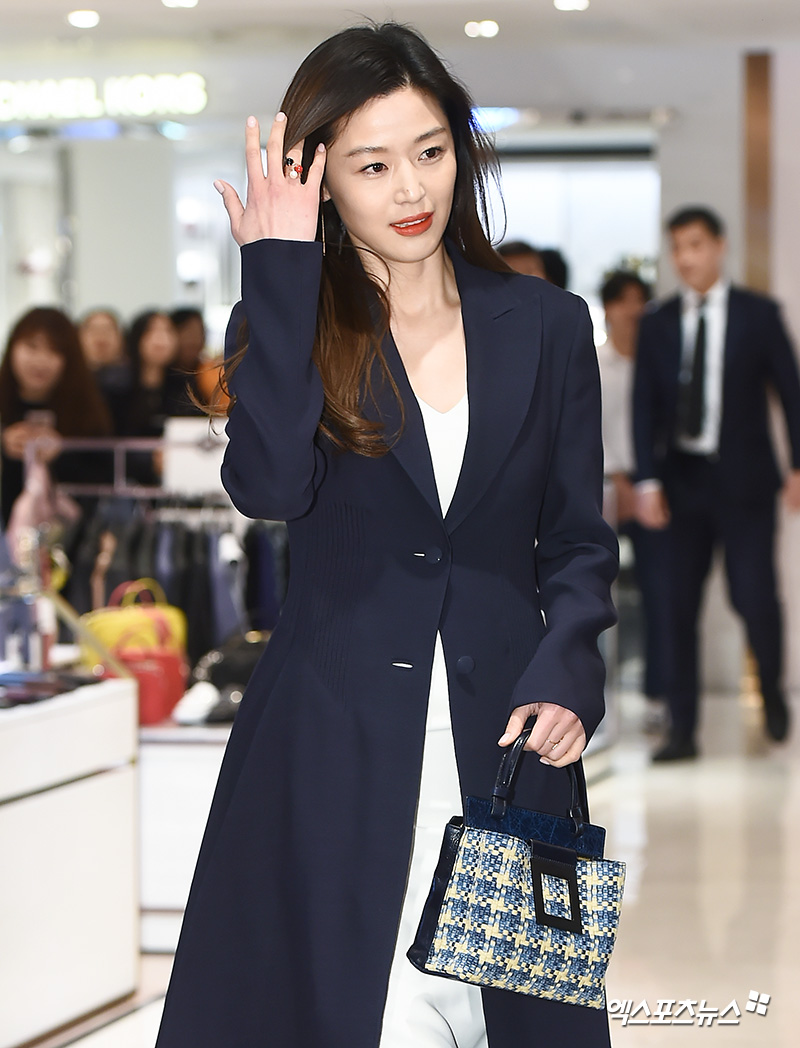 Jun Ji-hyun, who attended a photo call for an accessory brand held at the headquarters of Lotte Department Store in Sogong-dong, Seoul on the afternoon of the 13th, has photo time.