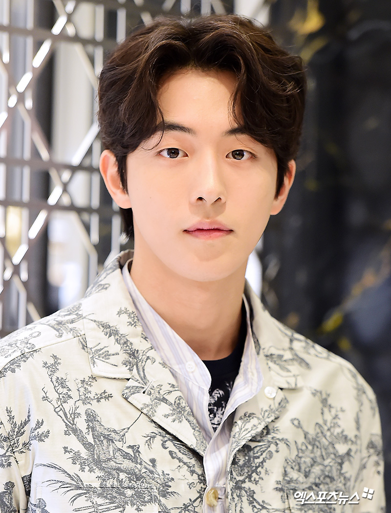 Actor Nam Joo-hyuk, who attended the opening ceremony of Dior Man Pop-up Store held at Galleria Department Store in Apgujeong-dong, Seoul on the afternoon of the 13th, has photo time.