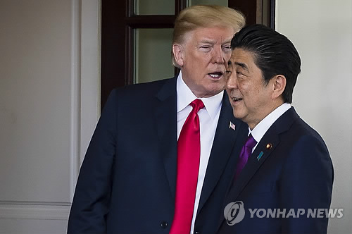 미국 백악관에서 지난 2018년 6월7일 방미 중인 아베 신조 일본 총리가 도널드 트럼프 미 대통령과 귓속말을 나누고 있다. [EPA=연합뉴스 자료사진]