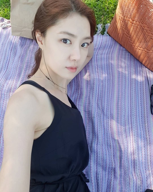 Actor Seo Ji-hye released a photo of his trip.Seo Ji-hye posted a picture on his 14th day with an article called Picnik on his instagram.In the photo, Seo Ji-hye stares at the camera in a sleeveless dress lying on a Picnik mat, and the smooth skin and the skinless body revealed in the sleeveless costume catch her attention.Seo Ji-hye is currently considering his next film.Photo: Seo Ji-hye Instagram