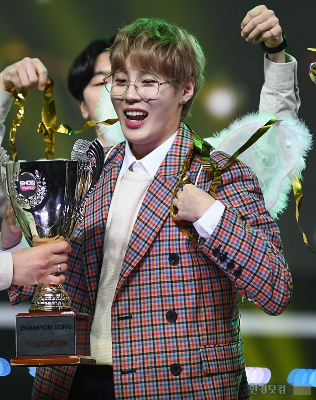 Singer Ha Sung-woon is smiling after winning the Champion Song at the MBC Music Show Champion on-site at the MBC Dream Center in Goyang City, Gyeonggi Province on the afternoon of the 13th.