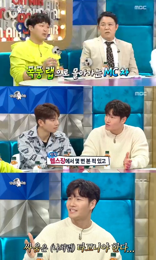 Radio Star singer Kim Jong-kook has told her thoughts about actor Han Ye-seul and love line.In MBC Radio Star, which aired on the afternoon of the 13th, Lee Kyung, Kim Jong-kook, Yoo Se-yoon and Shori appeared as guests.On this day, MC Cha Tae-hyun recently spoke about actor Han Ye-seul, who appeared on SBS Ugly Sons, who named Kim Jong-kook as a couple.Kim Jong-kook said at the time, (Han Ye-seul) chose me without meaning, and I have never contacted since.Cha Tae-hyun asked, Then you should talk first and meet naturally and eat rice.Also, other MCs drove between Kim Jong-kook and Han Ye-seul.Ive seen Han Ye-seul in the United States and a few times in the gym, he said.But it was really a meeting, he said. I took a picture of me in Running Man because I have some face. 