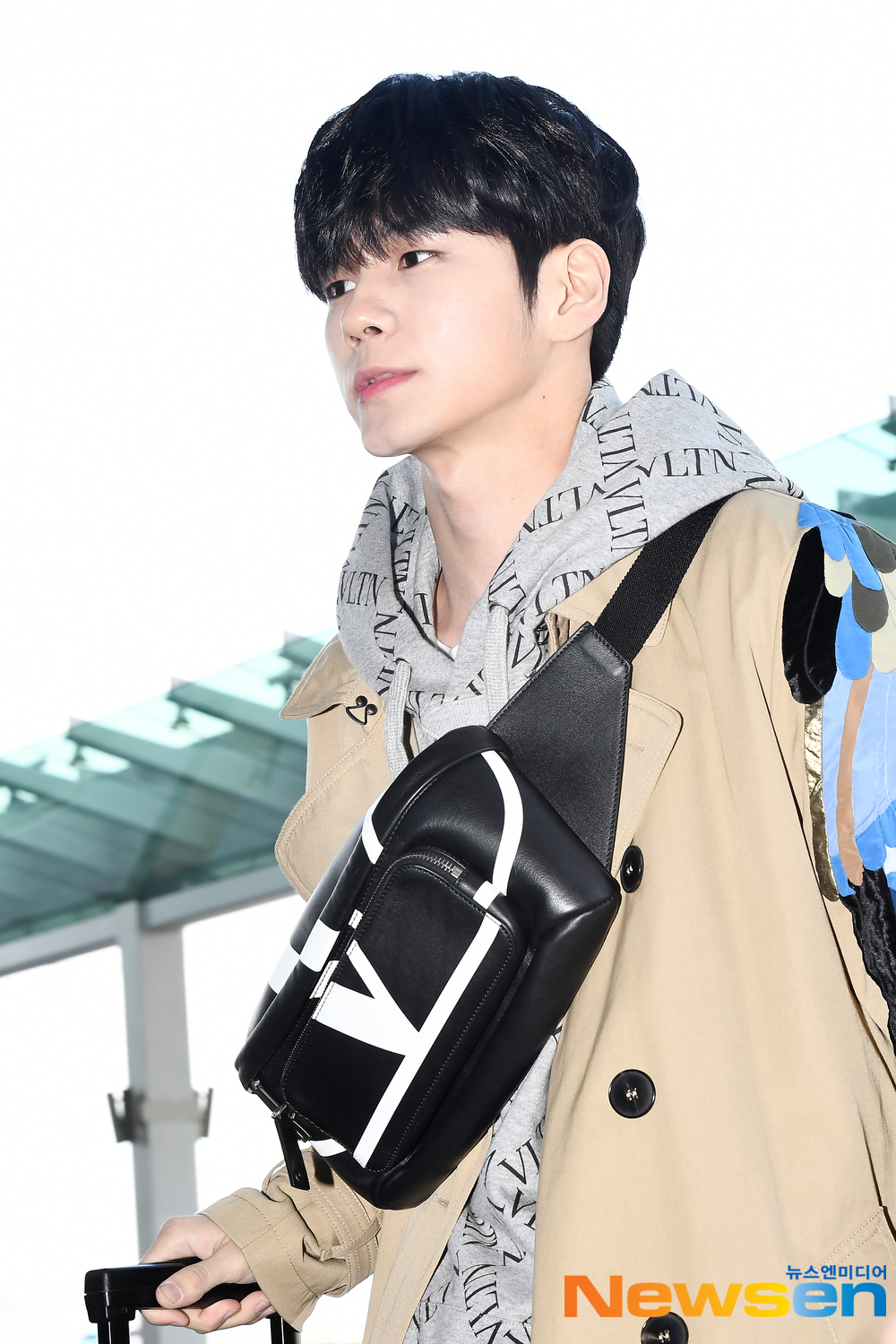 <p>Wanna One(WANNAONE) former member of the Ong Seong-wu 3 14 am Incheon Jung-operation in Incheon International Airport through brand promotions and events to attend car Hong Kong into the United States.</p><p>Wanna One(WANNAONE) former member of the Ong Seong-wu with airport fashion and Hong Kong into the United States.</p>