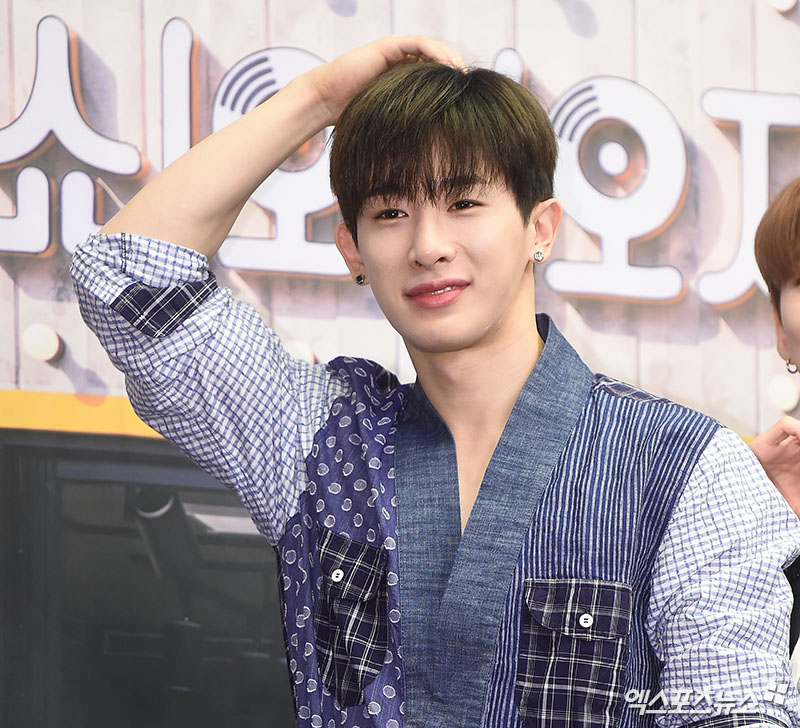 Monstar X Wonho, who attended the TVN new entertainment program Show! Audio Jockey production presentation held at Stanford Hotel in Sangam-dong, Seoul on the morning of the 13th, is posing.