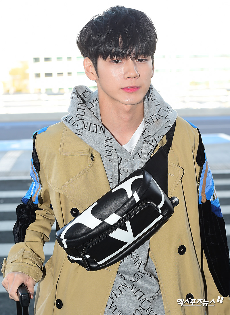 Singer Ong Seong-wu is leaving for Hong Kong through Incheon International Airport on the morning of the 14th to attend the Valentino Hong Kong V pop-up event.