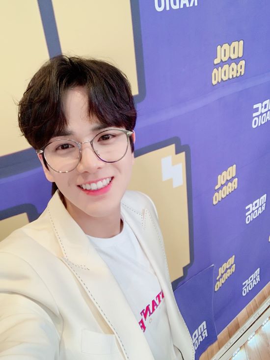 Group The Boyz Younghoon released a certification shot of MBC radio Idol Radio.Younghoon said on The Boyz official Twitter Inc. on the 14th, Idol radio chanchan! Ill wait for you! Eric Mun was cool yesterday!Thank you always. Thank you fans who always support me! The photo shows the representative visual younghoon of The Boyz.Younghoon participated in the recent recording of Idol Radio with members Eric Mun and Astro Munbin.Meanwhile, The Boyz will attend the live stage of Kansai Collection 2019 SPRING & SUMMER at Japan Osaka Kyocera Dome on the 17th.In May, Japan will hold an Asia tour in eight Asian countries including Hong Kong, Thailand, Indonesia, Singapore, Taiwan and the Philippines, starting with Tokyo.Photo: The Boyz official Twitter Inc.