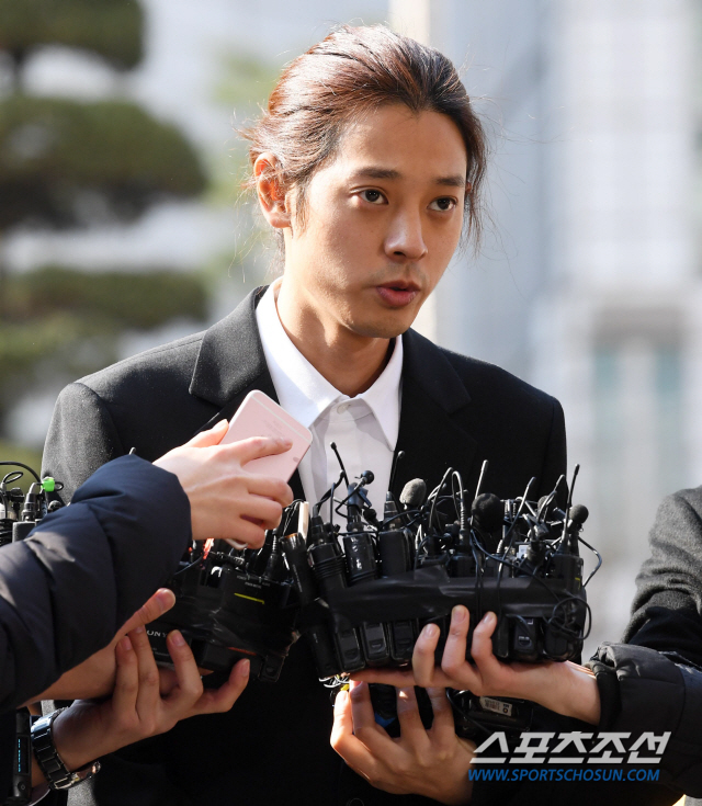 불법 몰카 촬영 및 유포 혐의를 받고 있는 방송인 정준영이 14일 서울지방경찰청 광역수사대에 조사를 받기 위해 출석했다. 취재진에 심정을 밝히는 정준영의 모습. 허상욱 기자 wook@sportschosun.com/2019.03.14/