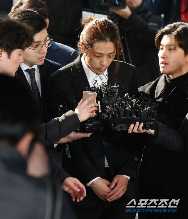 불법 몰카 촬영 및 유포 혐의를 받고 있는 방송인 정준영이 14일 서울지방경찰청 광역수사대에 조사를 받기 위해 출석하고 있다. 허상욱 기자 wook@sportschosun.com/2019.03.14/