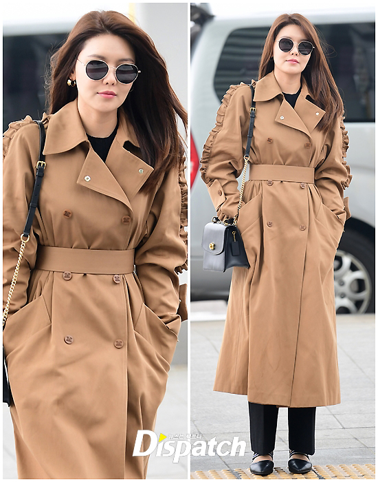 Sooyoung left for Los Angeles on the afternoon of the 15th through Incheon International Airport for filming.Sooyoung showcased her stylish airport fashion with a beige-colored trench coat; black sunglasses added chic glamour.a brilliant visualSo, Cheng Sun-shik.airport runwaya shrewd beautya sunny hand greeting