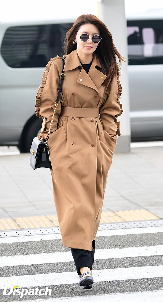 Sooyoung left for Los Angeles on the afternoon of the 15th through Incheon International Airport for filming.Sooyoung showcased her stylish airport fashion with a beige-colored trench coat; black sunglasses added chic glamour.a brilliant visualSo, Cheng Sun-shik.airport runwaya shrewd beautya sunny hand greeting