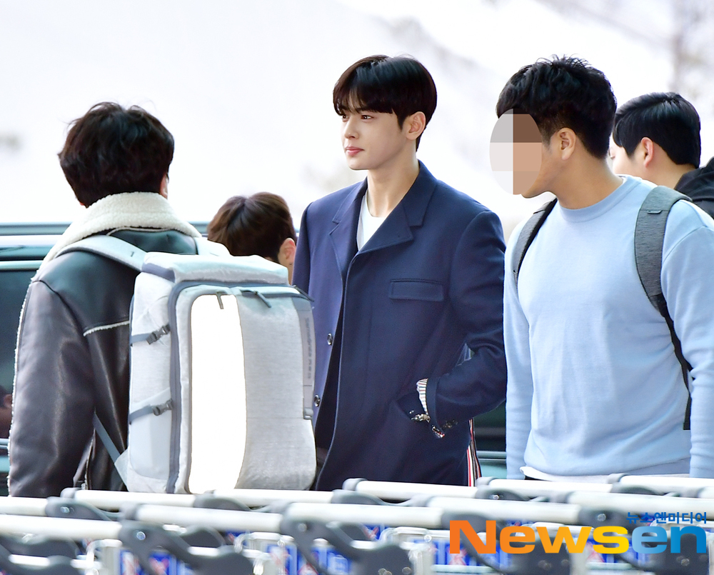 Group Astro (Jung Eun-woo, Moon Bin, MJ, Chen Zhen, Laki, and Yoon San-ha) departed for Taiwan via Incheon International Airports second passenger terminal on the morning of March 15, a schedule overseas.On this day, Jung Eun-woo is heading to the departure hall.Jang Gyeong-ho