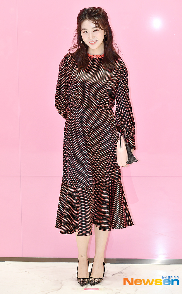 Singer Chaoru attends a fashion brand flagship store launch event held at IFC Mall in Yeouido-dong, Yeongdeungpo-gu, Seoul on the afternoon of March 15 and has photo time.useful stock