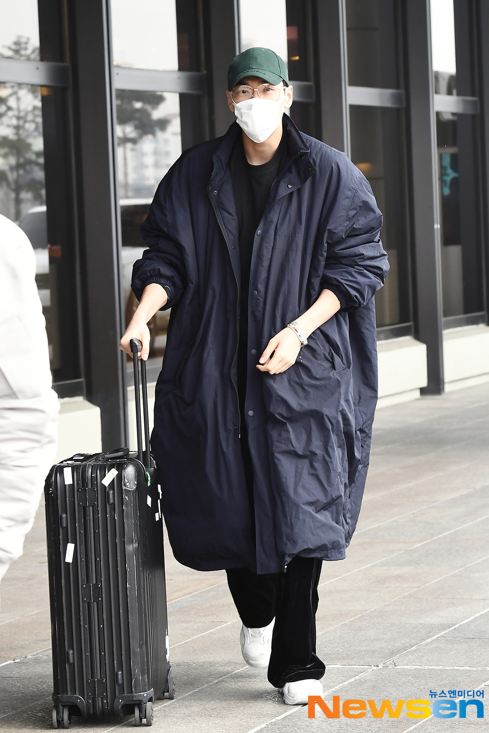 Actor Kim Young-kwang left for Tokyo Haneda to attend the first anniversary party of KIM YOUNG KWANG JAPAN OFFICIAL FANCLUB held in Tokyo, Japan through Gimpo International Airport in Banghwa-dong, Gangseo-gu, Seoul on March 15th.Actor Kim Young-kwang is leaving for Haneda, Tokyo, showing off his airport fashion.exponential earthquake