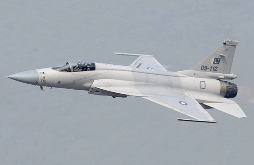 파키스탄 공군의 JF-17 전투기. 저렴한 가격으로 적극적인 수출 행보를 보이고 있다. 위키피디아