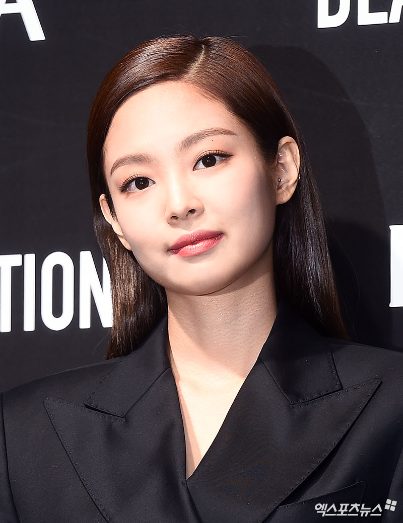 BLACKPINK Jenny Kim poses at a launch event for a new beauty brand held at SJ Kunsthalle, Nonhyeon-dong, Seoul on the afternoon of the 14th.A leg leg that was exposed to the cold of the flower spring as a supermini.Red Color Nail Point.Falling Eyes.Dodododo.Smile and ear yomi.I thought it was a doll.