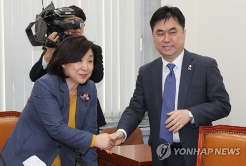 악수하는 심상정과 김종민 (서울=연합뉴스) 하사헌 기자 = 심상정 국회 정치개혁특별위원회 위원장(왼쪽)과 더불어민주당 김종민 간사가 6일 오후 국회에서 열린 정치개혁특위 간사회의에서 악수하고 있다.   2019.3.6 toadboy@yna.co.kr