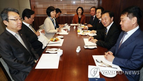 야 3당 조찬회동, 선거제도 개혁 등 논의 (서울=연합뉴스) 김현태 기자 = 11일 오전 서울 마포구 한 호텔에서 야 3당 대표, 원내대표 등이 조찬회동을 하고 있다. 이날 회동에서는 선거제도 개혁 등이 논의될 것으로 알려졌다. 왼쪽부터 시계방향으로 바른미래당 김성식 의원, 민주평화당 천정배 의원, 정의당 이정미 대표, 정의당 윤소하 원내대표, 정의당 심상정 의원, 민주평화당 장병완 원내대표, 민주평화당 정동영 대표, 바른미래당 손학규 대표, 바른미래당 김관영 원내대표. 2019.3.11 mtkht@yna.co.kr