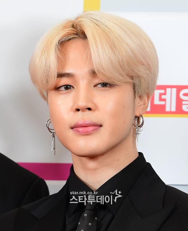 BTS Jimin topped the Big Data analysis in March for the Boy Group Personal Brand Reputation.The Korean company RAND Corporation selected 135,484,954 brand big data of 521 individuals from February 14 to March 15 to analyze big data of the boy groups individual brand reputation. It was created by using consumer behavior analysis of the boy groups individual brand, and it was made by participating JiSoooo, MediaJiSooo, Communication JiSoooo, and CommunityJiSoooo. I analyzed the o.In March, the 30th place in the Boy Groups personal brand reputation was BTS Jimin, BTS Bu, Hot Shot Ha Sung Woon, BTS Jungkook, BTS Jin, SF9 Chanhee, BTS Sugar, BTS Jhop, BTS RM, SF9 Rown, EXO Sehoon, Infinite Jang Dong Woo, EXO Siu Min, Shiny Taemin, VIXX Ravi, Monstar X Wonho, Astro Cha Eunwoo, EXO Baekhyun, Seventeen Seung Kwan, EXO Chan Yeol, Monstar X Minhyuk, VIXX N, Seventeen Jung Han, Seventeen Jun, Pentagon Woosuk, Monstar X Juheon, Monstar X Kihyun, NUEST Baekho, It was analyzed in the order of UEST Min Hyun.The BTS Jimin brand was analyzed as JiSoooo 10,419,414 with participation JiSoooo 1,390,472 media JiSoooo 2,227,417 communication JiSoooo 3,361,170 CommunityJiSoooo 3,440,356.Compared with the brand reputation JiSooo 13,064,314 in January 2019, it fell 20.25%.Second, the BTS brand was analyzed as JiSoooo 8,805,977 with participation JiSoooo 1,090,704 media JiSoooo 1,589,347 communication JiSoooo 3,151,855 CommunityJiSoooo 2,974,072.Compared with the brand reputation JiSooo 10,212,471 in January 2019, it fell 13.77%.Third, the hot shot Ha Sung-woon brand was analyzed as JiSoooo 7,968,396 with participation JiSoooo 1,241,292 Media JiSoooo 4,521,355 Communication JiSoooo 894,889 CommunityJiSoooo 1,310,860.The brand was ranked fourth, and the brand was analyzed as JiSoooo 7,534,149 with the participation JiSoooo 819,553 media JiSoooo 1,335,867 communication JiSoooo 2,429,454 CommunityJiSoooo 2,949,275.Compared with the brand reputation JiSoooo 5,943,717 in January 2019, it rose 26.76%.5th place, BTS Jin brand was analyzed as JiSoooo 5,087,778 as participating JiSoooo 606,572 Media JiSoooo 1,225,152 Communication JiSoooo 1,185,243 CommunityJiSoooo 2,070,811.Compared with the brand reputation JiSoooo 5,130,558 in January 2019, it fell 0.83%.As a result of the analysis of the boy groups personal brand reputation in March, the BTS Jimin brand ranked first.Analysis of the Boy Groups personal brand category showed a 6.40% decrease compared to 144,747,177 Big Data of the Boy Groups personal brand reputation in February 2019.According to the detailed analysis, brand consumption fell 22.93%, brand issues rose 0.84%, brand communication fell 5.28%, and brand spread fell 10.76%. The BTS Jimin brand, which ranked first in the Boy Groups personal brand reputation, was highly analyzed in the link analysis, with cute, laughing, good and promise, cheering and solo in keyword analysis.In the positive ratio analysis, the positive ratio was 91.68%. Brand reputation JiSoooo is an indicator created by brand big data analysis by finding out that consumers online habits have a great impact on brand consumption.Through the analysis of the Boy Group personal brand reputation, it is possible to measure the positive evaluation of the boy group personal brand, media interest, and consumer interest and communication.The Boy Group brand reputation analysis also included brand valuation analysis that measured brand influence.