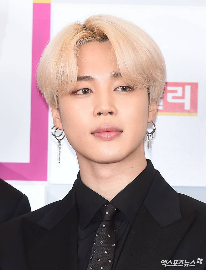 The results of the Big Data analysis in March of the Boy Groups personal brand reputation were analyzed in the order of BTS Jimin, BTS Bu, and Ha Sung-woon, the third hot shot.The Korean company RAND Corporation selected 135,484,954 brand big data of 521 individuals from February 14 to March 15 to analyze big data of the boy groups individual brand reputation. It was created by using consumer behavior analysis of the boy groups individual brand, and it was made by participating JiSoooo, MediaJiSooo, Communication JiSoooo, and CommunityJiSoooo. The o was analyzed.Compared to the 144,747,177 big data of the Boy Groups personal brand reputation in February 2019, it decreased by 6.40%.Brand reputation JiSoooo is an indicator created by brand big data analysis by finding out that consumers online habits have a great impact on brand consumption.Through the analysis of the Boy Group personal brand reputation, it is possible to measure the positive evaluation of the boy group personal brand, media interest, and consumer interest and communication.The analysis of the brand reputation of the boy group included the analysis of brand value evaluation that measured brand influence.In March, the 30th place in the Boy Groups personal brand reputation was BTS Jimin, BTS Bu, Hot Shot Ha Sung Woon, BTS Jungkook, BTS Jin, SF9 Chanhee, BTS Sugar, BTS Jhop, BTS RM, SF9 Rown, EXO Sehoon, Infinite Jang Dong Woo, EXO Siu Min, Shiny Taemin, VIXX Ravi, Monstar X Wonho, Astro Cha Eunwoo, EXO Baekhyun, Seventeen Seung Kwan, EXO Chan Yeol, Monstar X Minhyuk, VIXX N, Seventeen Jung Han, Seventeen Jun, Pentagon Woosuk, Monstar X Juheon, Monstar X Kihyun, NUEST Baekho, UEST Min Hyun was analyzed in order.The brand of BTS Jimin was analyzed as JiSoooo 10,419,414 with participation JiSoooo 1,390,472 media JiSoooo 2,227,417 communication JiSoooo 3,361,170 CommunityJiSoooo 3,440,356.Compared with the brand reputation JiSooo 13,064,314 in January 2019, it fell 20.25%.Second, the BTS brand was analyzed as JiSoooo 8,805,977 with participation JiSoooo 1,090,704 media JiSoooo 1,589,347 communication JiSoooo 3,151,855 CommunityJiSoooo 2,974,072.Compared with the brand reputation JiSooo 10,212,471 in January 2019, it fell 13.77%.Third, the hot shot Ha Sung-woon brand was analyzed as JiSoooo 7,968,396 as the participating JiSoooo 1,241,292 media JiSoooo 4,521,355 communication JiSoooo 894,889 CommunityJiSoooo 1,310,860.4th place, BTS Jungkook brand was analyzed as JiSoooo 7,534,149 with participation JiSoooo 819,553 media JiSoooo 1,335,867 communication JiSoooo 2,429,454 CommunityJiSoooo 2,949,275.Compared with the brand reputation JiSoooo 5,943,717 in January 2019, it rose 26.76%.Fifth, the brand of BTS Jin was analyzed as JiSoooo 5,087,778, with participation JiSoooo 606,572 media JiSoooo 1,225,152 communication JiSoooo 1,185,243 CommunityJiSoooo 2,070,811.Compared with the brand reputation JiSoooo 5,130,558 in January 2019, it fell 0.83%.As a result of the analysis of the boy groups personal brand reputation in March, the BTS Jimin brand ranked first.Analysis of the Boy Groups personal brand category showed a 6.40% decrease compared to 144,747,177 Big Data of the Boy Groups personal brand reputation in February 2019.According to the detailed analysis, brand consumption fell 22.93%, brand issues rose 0.84%, brand communication fell 5.28%, and brand spread fell 10.76%. The BTS Jimin brand, which ranked first in the Boy Groups personal brand reputation, was highly analyzed in the link analysis, with cute, laughing, good and promise, cheering, solo in keyword analysis.In the analysis of positive negative ratio, positive ratio was analyzed as 91.68%.  / Photo = DB